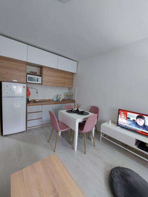 City Center Chic, Urban Apartment Skopje Exteriör bild